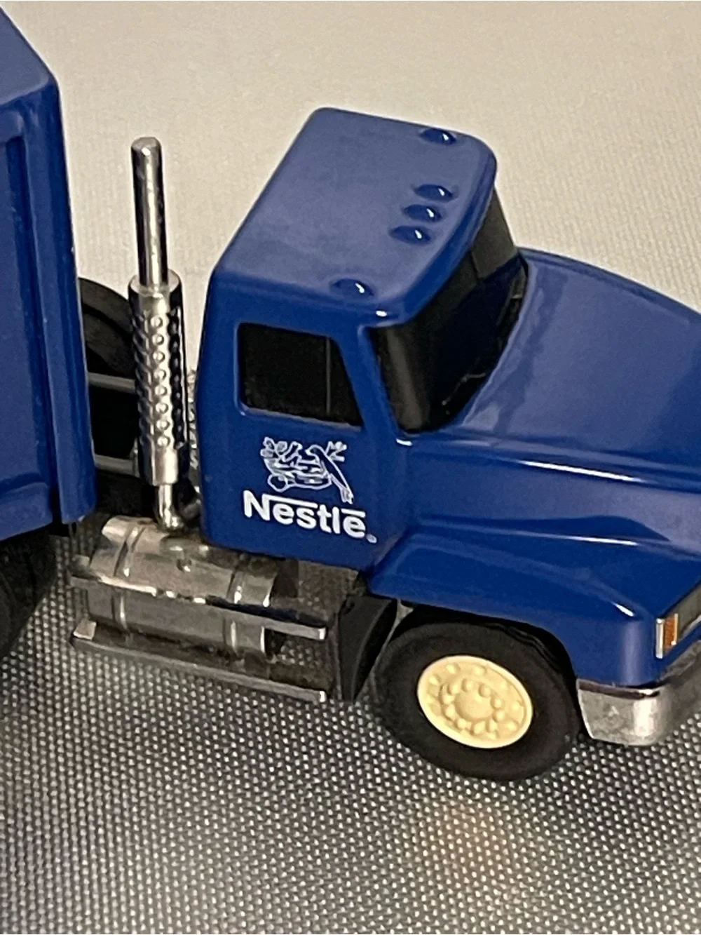 PENJOY Nestle Crunch Mack Tractor Trailer 1:64 Scale Diecast Promotional Model